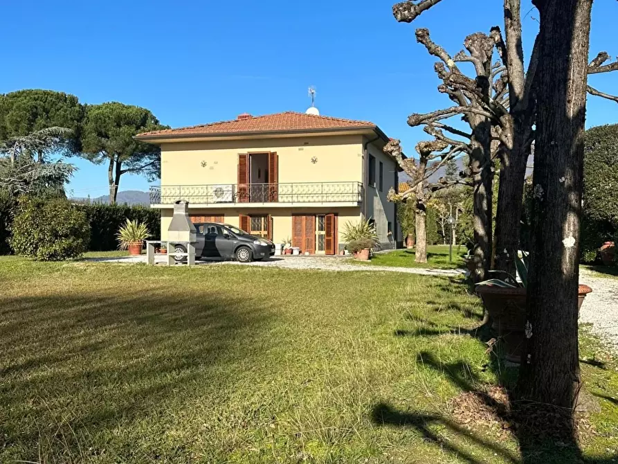 Immagine 6 di Villa in vendita  a Capannori