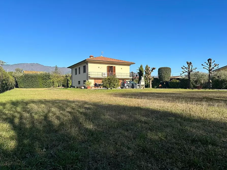 Immagine 1 di Villa in vendita  a Capannori