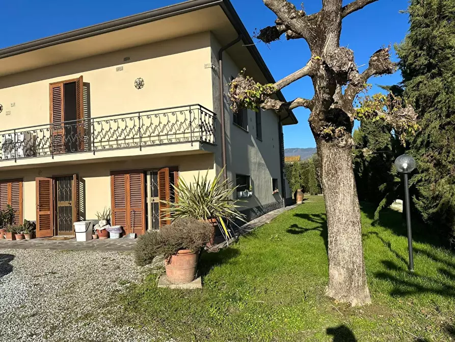 Immagine 7 di Villa in vendita  a Capannori