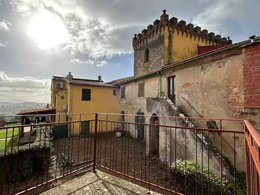 Immagine 1 di Palazzo in vendita  a Peccioli