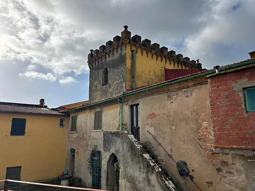 Immagine 5 di Palazzo in vendita  a Peccioli
