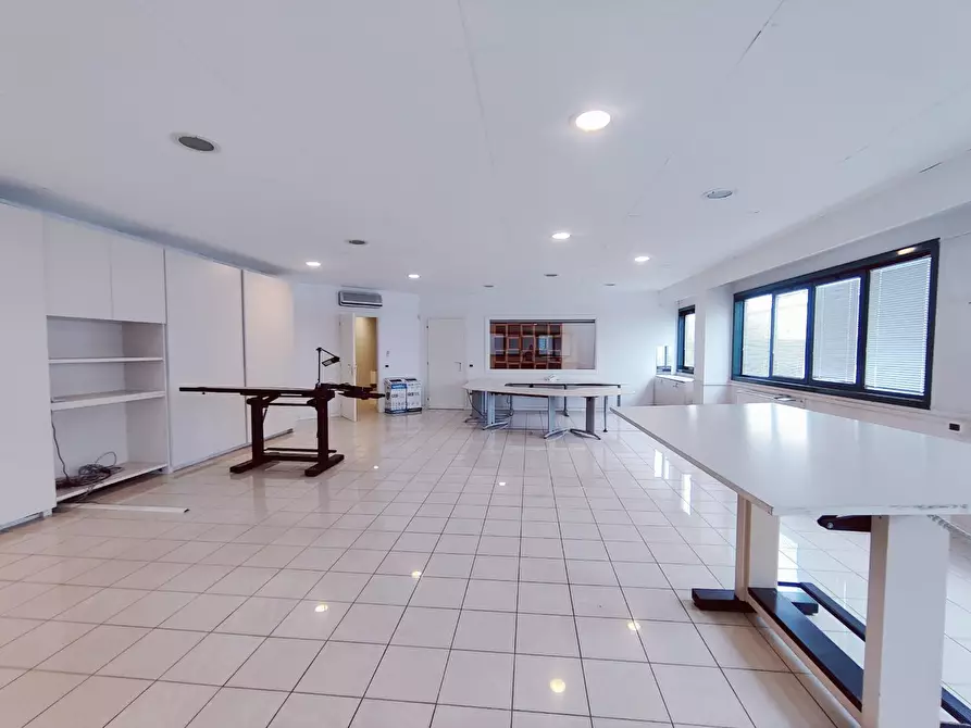 Immagine 3 di Capannone industriale in affitto  a Cascina