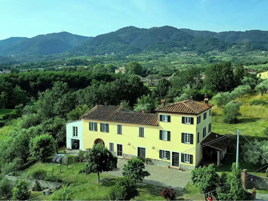 Immagine 1 di Casa colonica in vendita  a Capannori