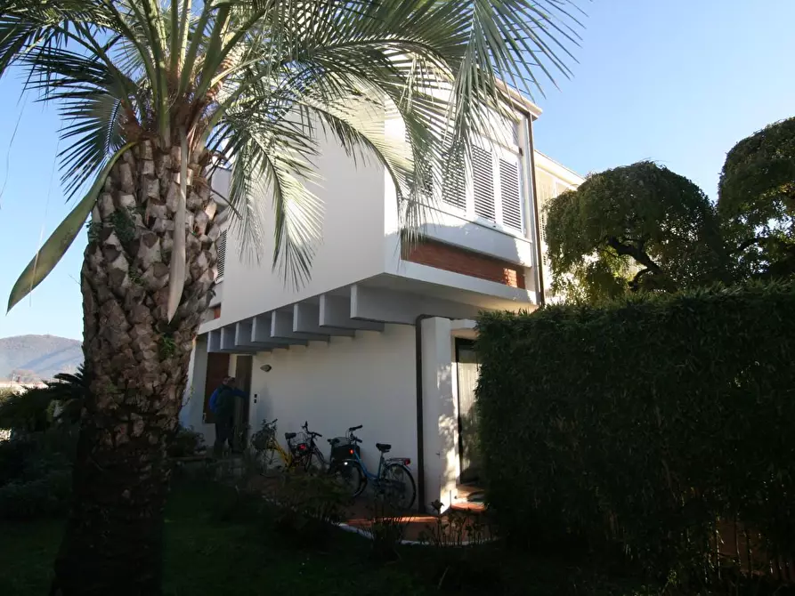 Immagine 1 di Casa bifamiliare in vendita  a Carrara