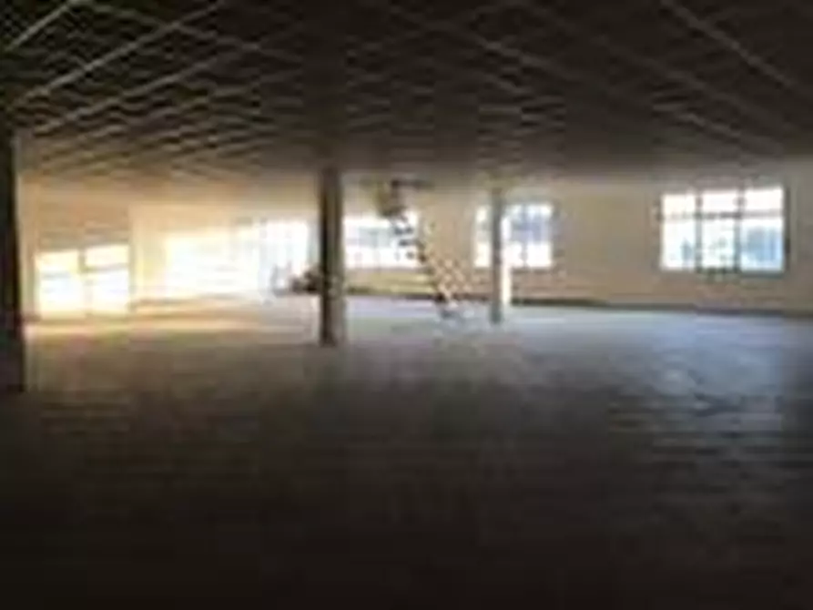 Immagine 29 di Locale commerciale in vendita  a Cascina