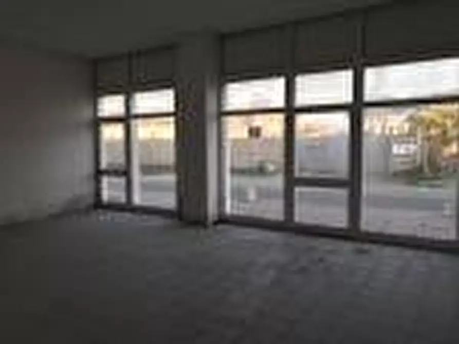 Immagine 27 di Locale commerciale in vendita  a Cascina