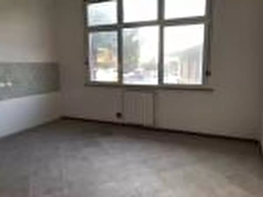 Immagine 26 di Locale commerciale in vendita  a Cascina