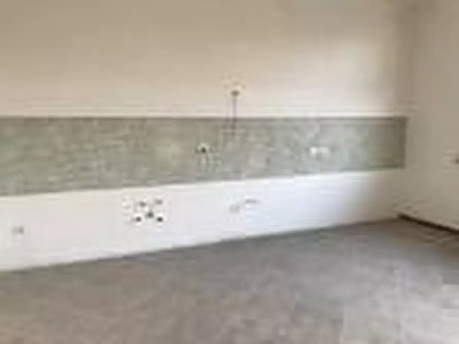 Immagine 31 di Locale commerciale in vendita  a Cascina