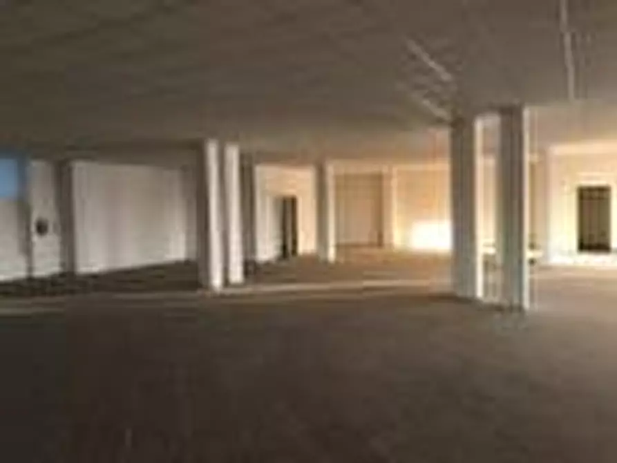 Immagine 25 di Locale commerciale in vendita  a Cascina