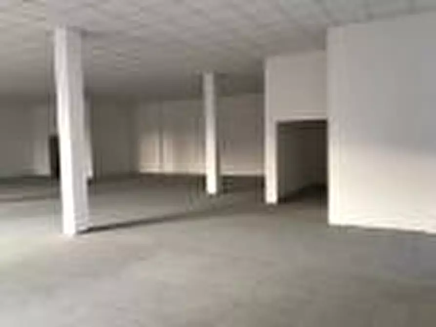 Immagine 24 di Locale commerciale in vendita  a Cascina