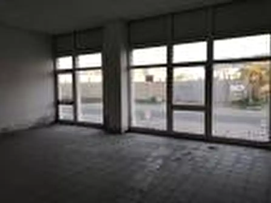 Immagine 22 di Locale commerciale in vendita  a Cascina