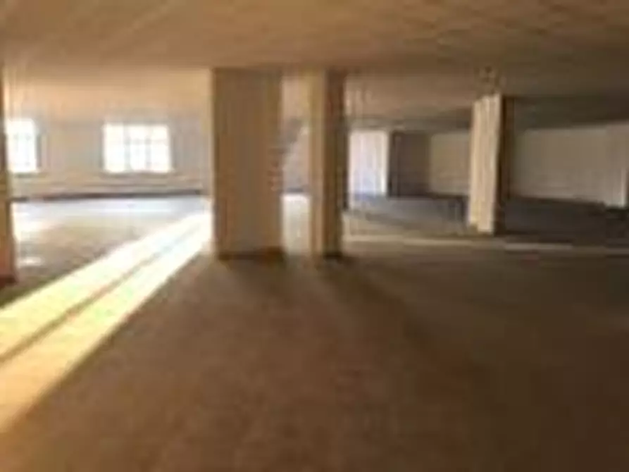 Immagine 28 di Locale commerciale in vendita  a Cascina