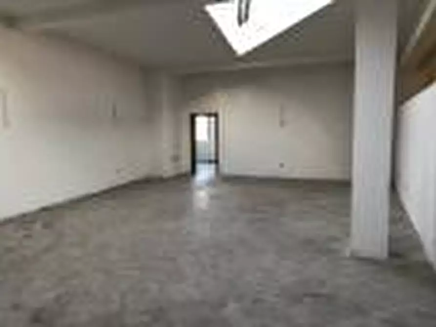 Immagine 30 di Locale commerciale in vendita  a Cascina
