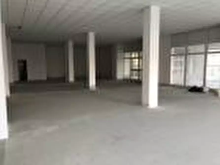 Immagine 23 di Locale commerciale in vendita  a Cascina