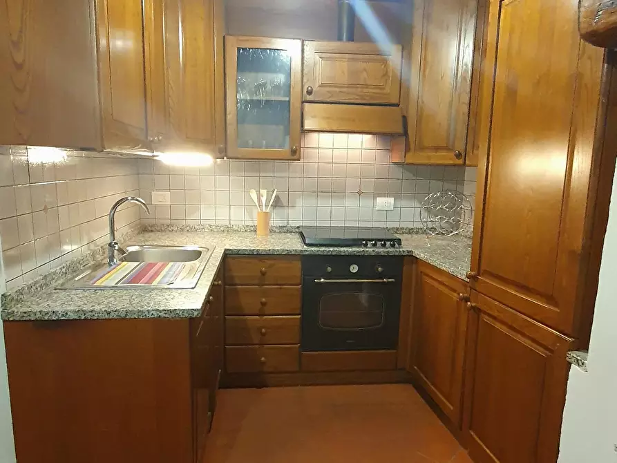 Immagine 17 di Appartamento in vendita  a Lucca