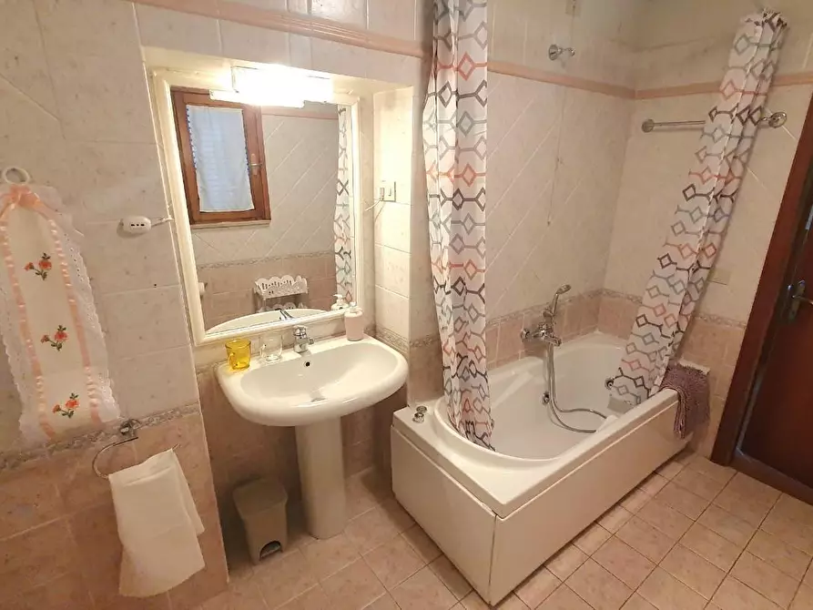 Immagine 35 di Appartamento in vendita  a Lucca