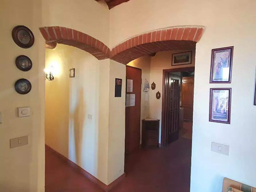 Immagine 11 di Appartamento in vendita  a Lucca