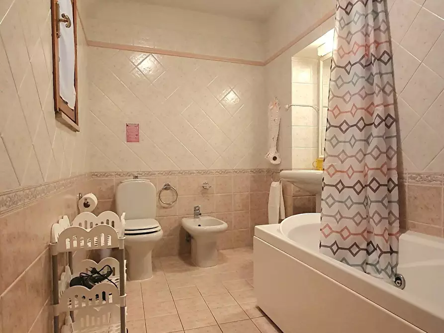 Immagine 36 di Appartamento in vendita  a Lucca