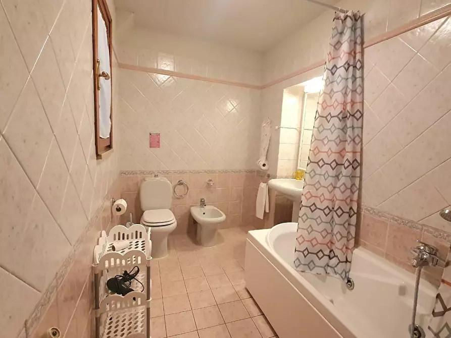 Immagine 34 di Appartamento in vendita  a Lucca