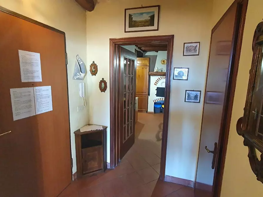 Immagine 12 di Appartamento in vendita  a Lucca