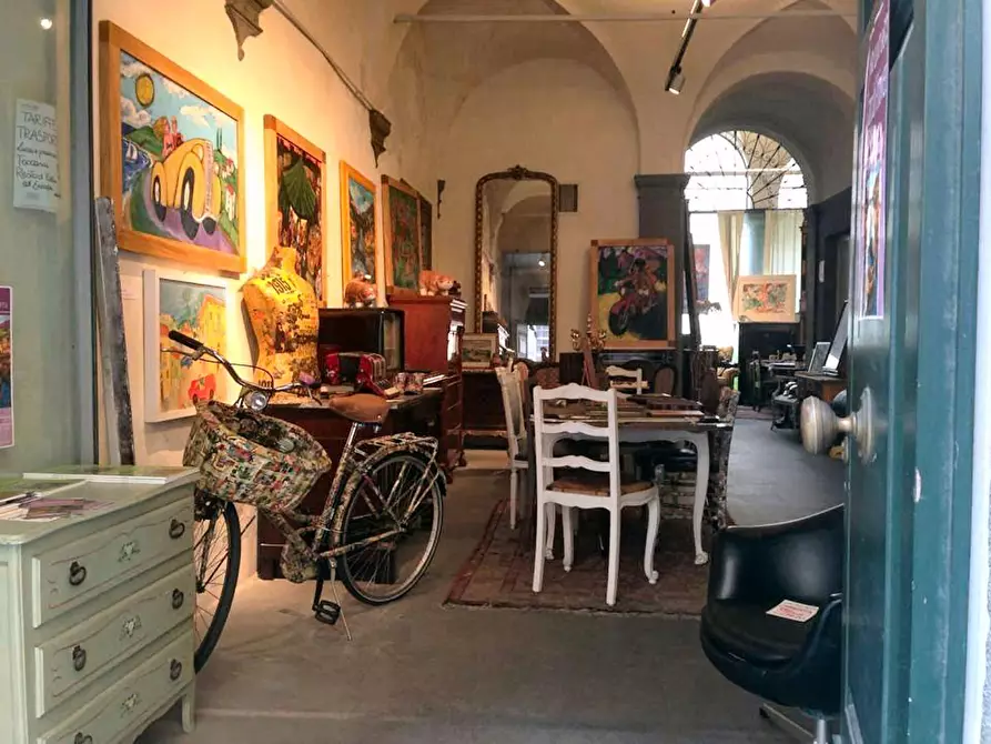 Immagine 1 di Locale commerciale in vendita  a Lucca