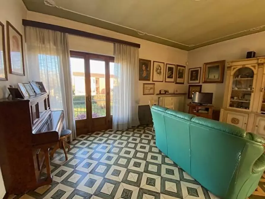 Immagine 1 di Villa in vendita  a Lucca