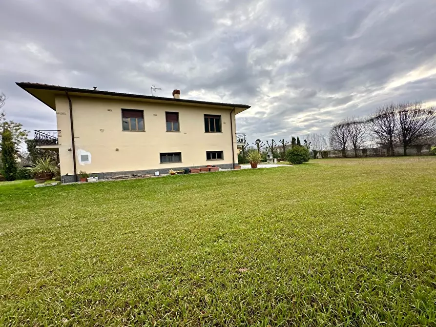 Immagine 35 di Villa in vendita  a Capannori