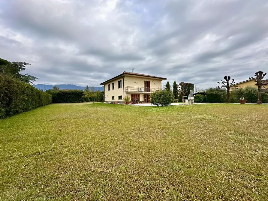 Immagine 32 di Villa in vendita  a Capannori