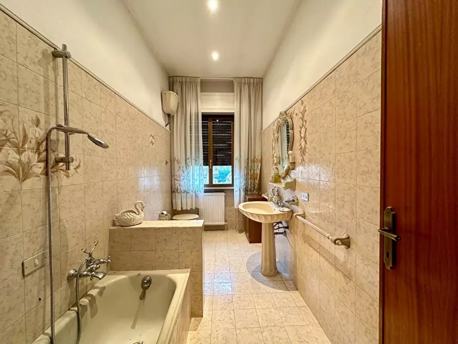 Immagine 19 di Villa in vendita  a Capannori