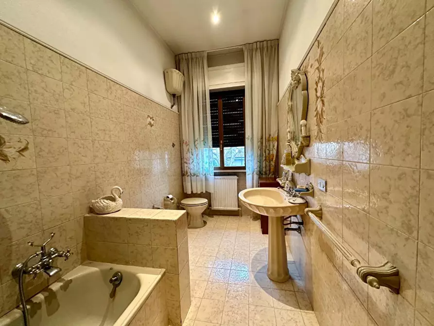 Immagine 46 di Villa in vendita  a Capannori