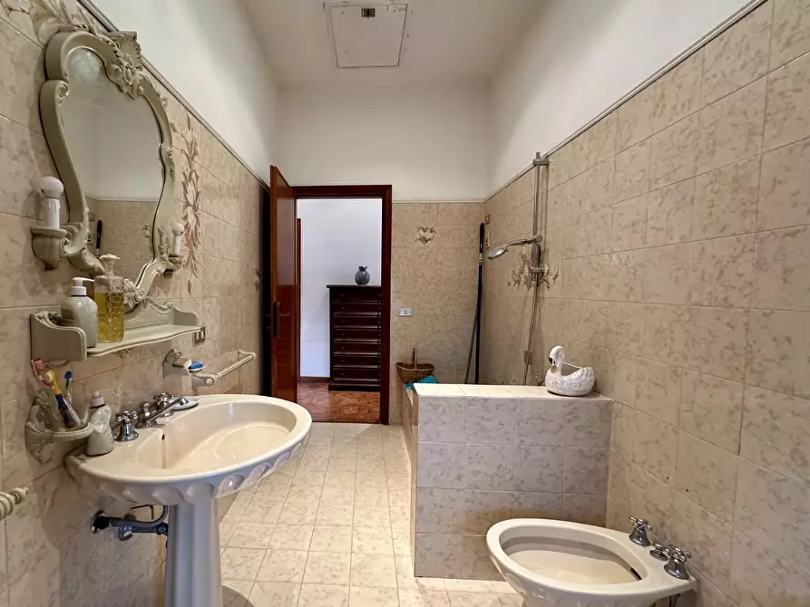 Immagine 47 di Villa in vendita  a Capannori