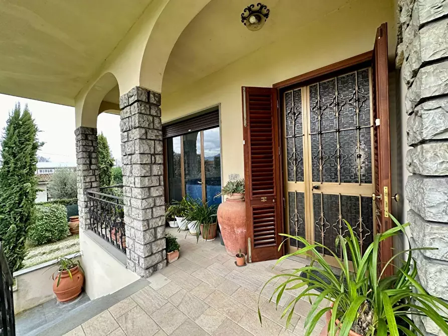 Immagine 4 di Villa in vendita  a Capannori