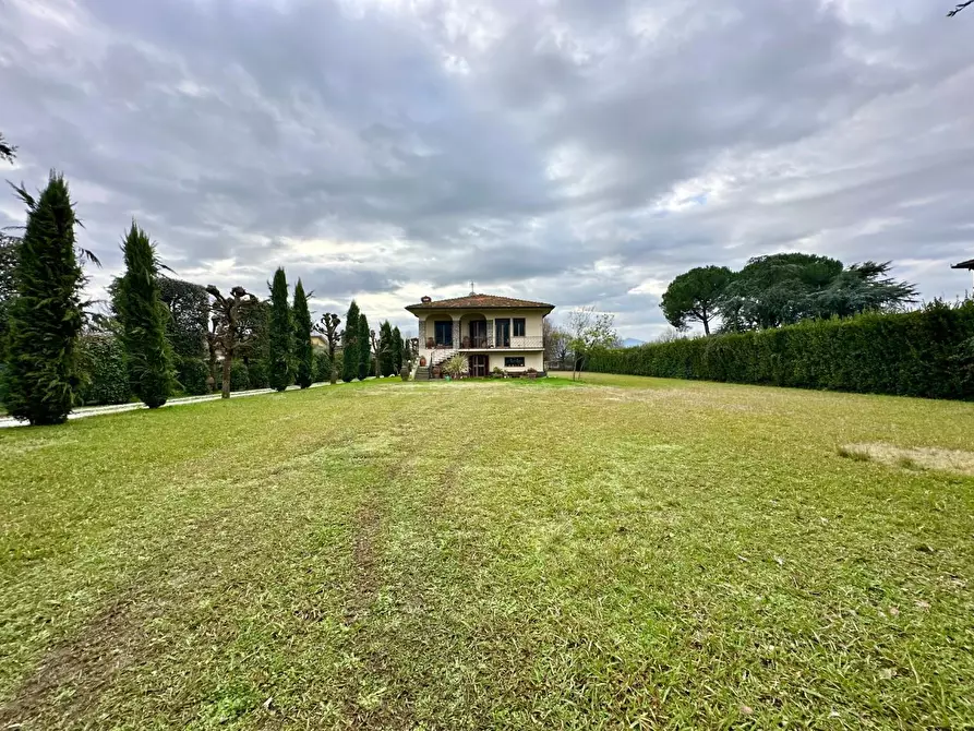 Immagine 33 di Villa in vendita  a Capannori