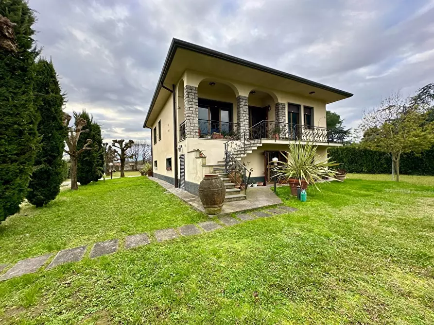 Immagine 2 di Villa in vendita  a Capannori