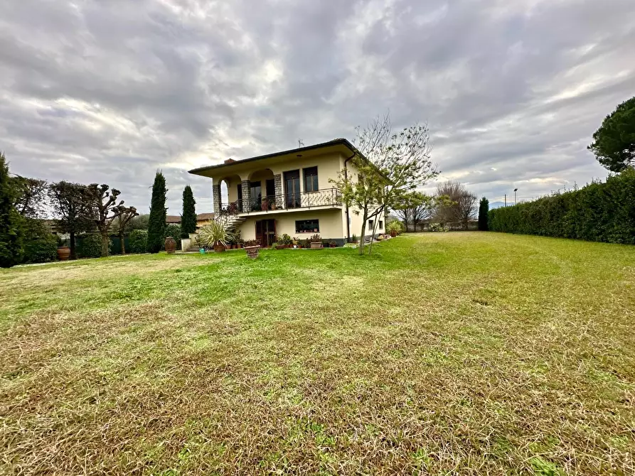 Immagine 3 di Villa in vendita  a Capannori