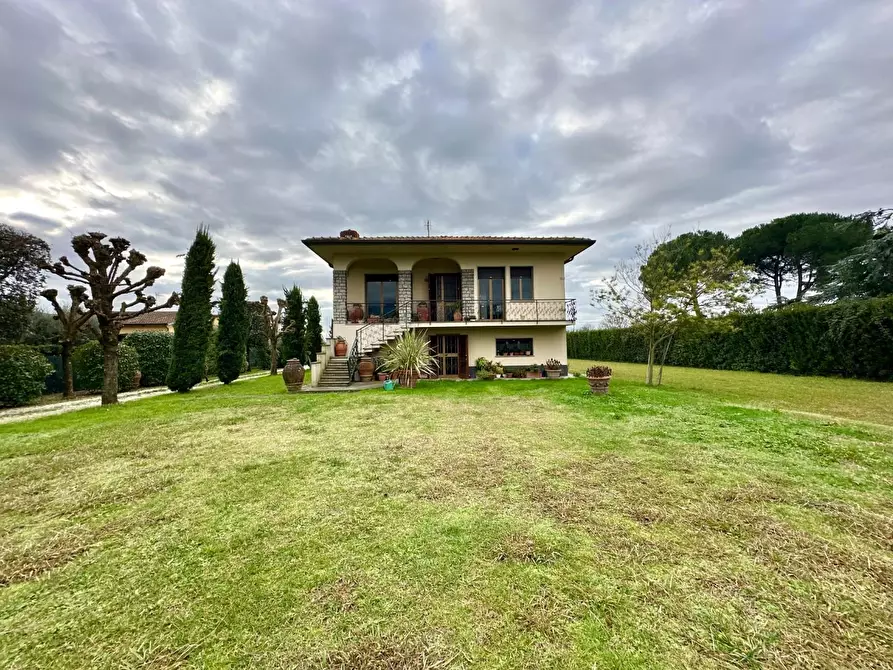 Immagine 34 di Villa in vendita  a Capannori