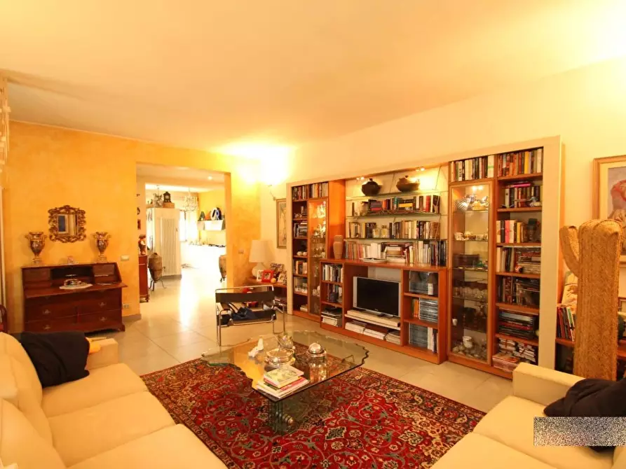 Immagine 4 di Villa in vendita  a Capannori