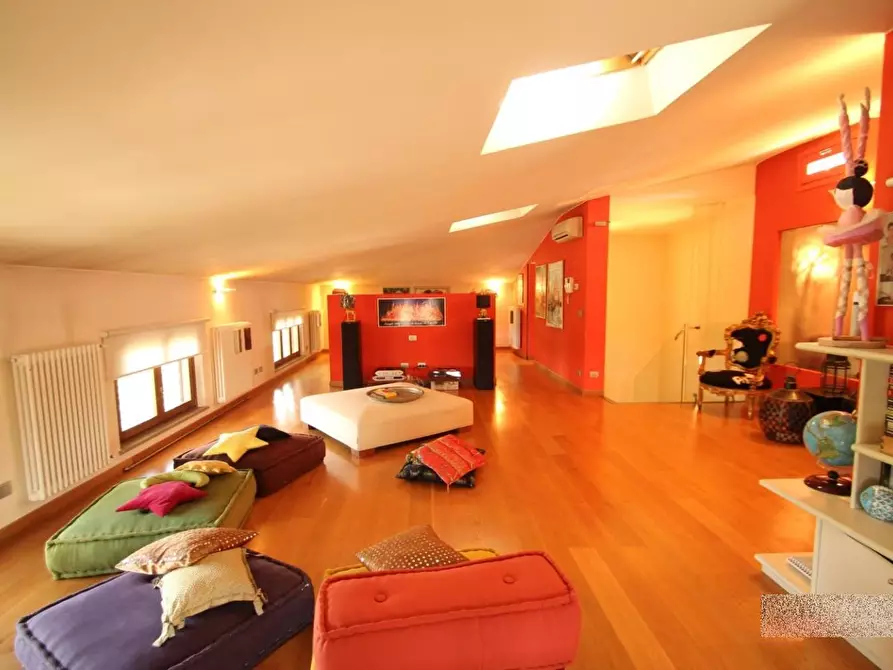 Immagine 19 di Villa in vendita  a Capannori