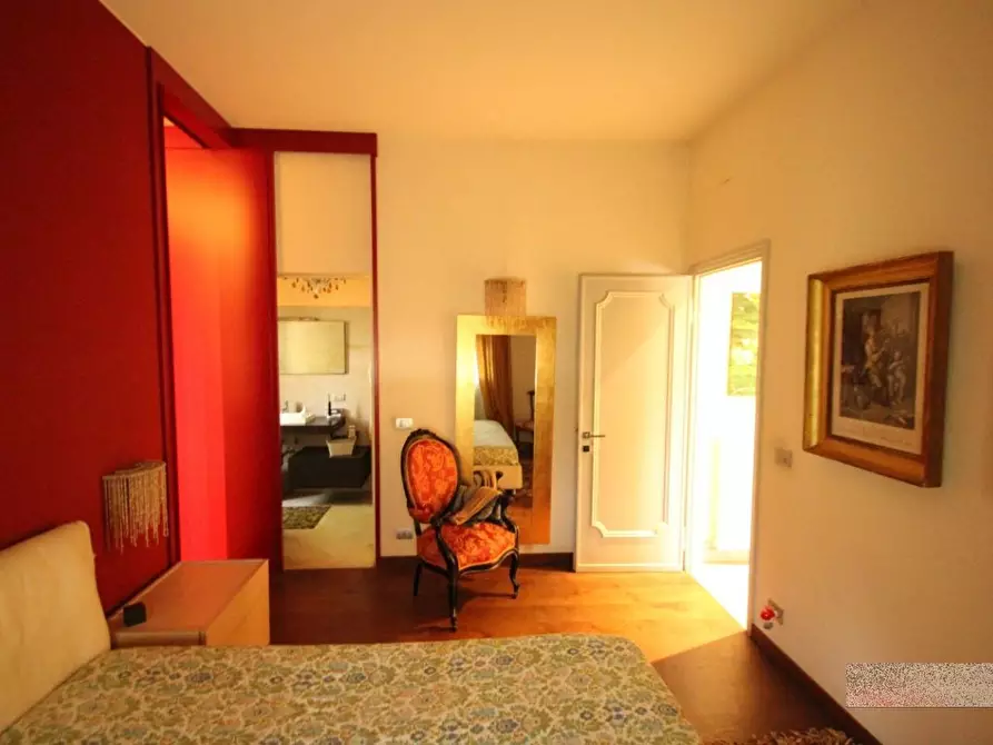 Immagine 10 di Villa in vendita  a Capannori