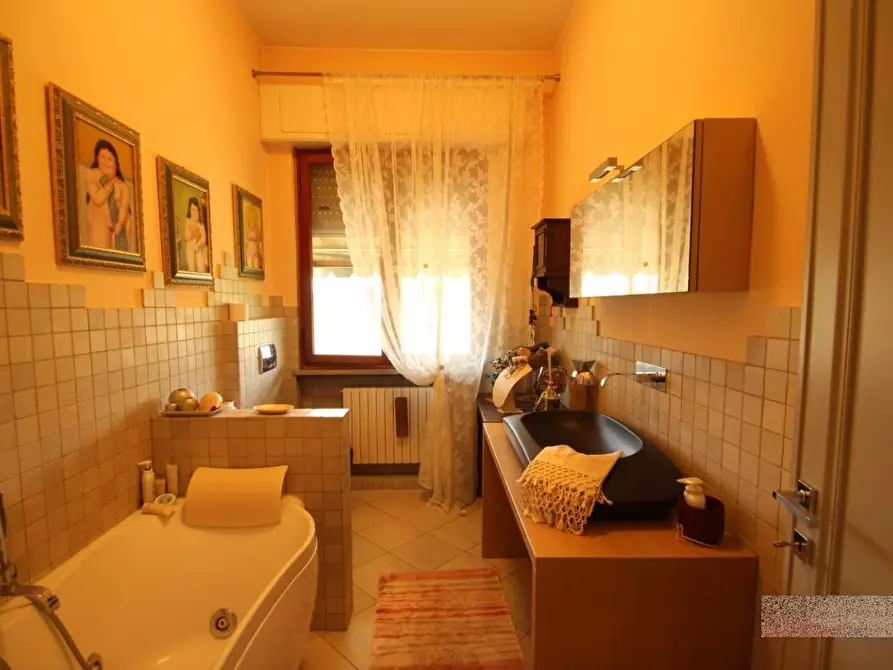 Immagine 13 di Villa in vendita  a Capannori