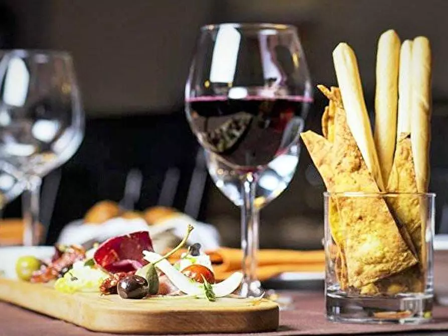 Immagine 1 di Attività commerciale in vendita  a Pisa