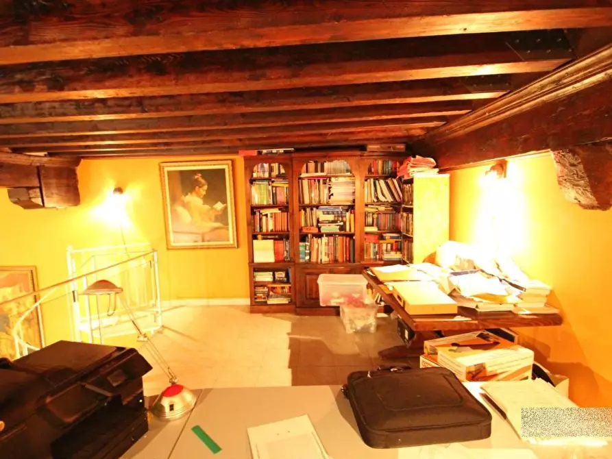 Immagine 8 di Appartamento in vendita  a Lucca