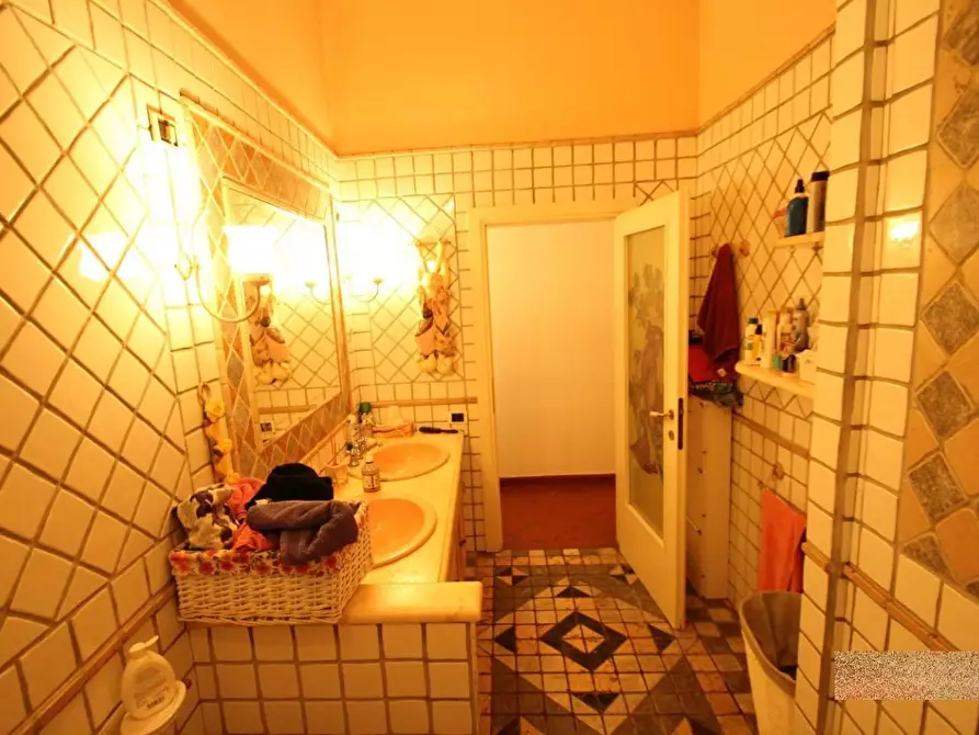 Immagine 14 di Appartamento in vendita  a Lucca