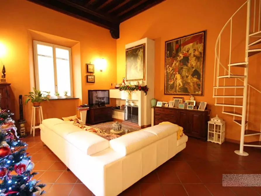 Immagine 10 di Appartamento in vendita  a Lucca