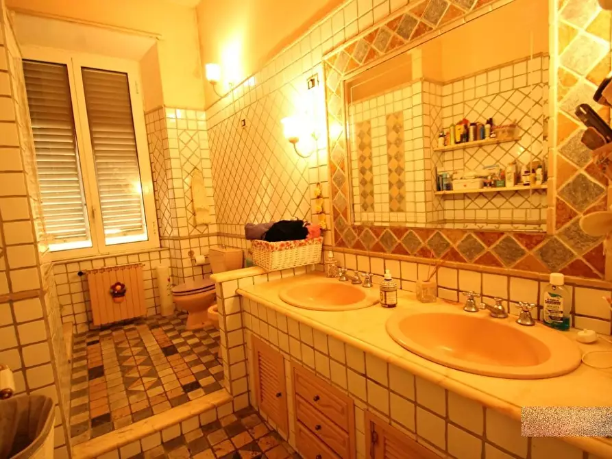 Immagine 13 di Appartamento in vendita  a Lucca