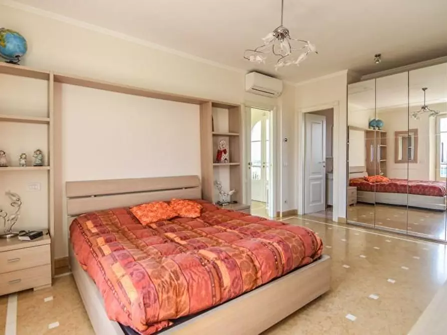 Immagine 34 di Villa in affitto  a Pietrasanta