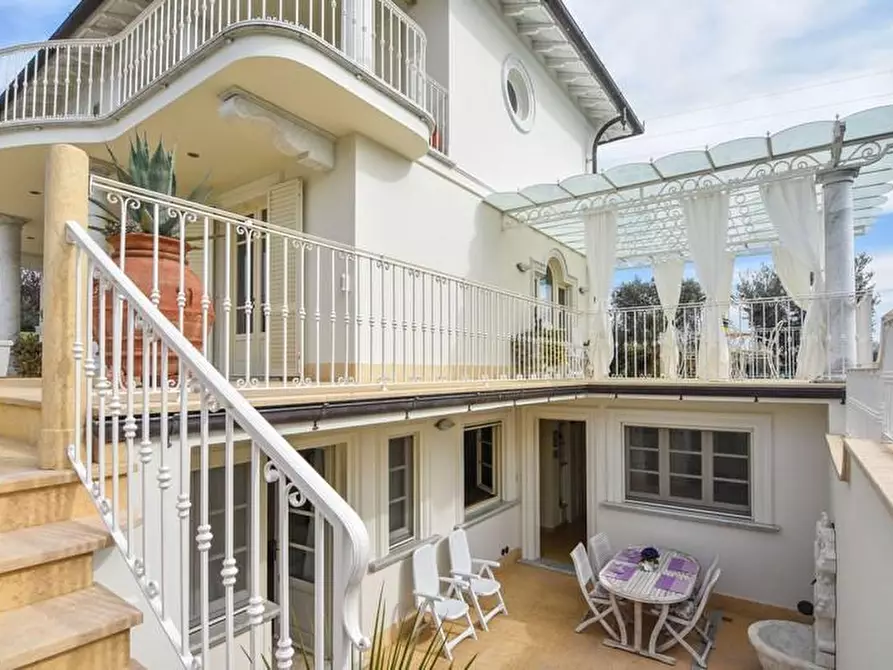 Immagine 30 di Villa in affitto  a Pietrasanta