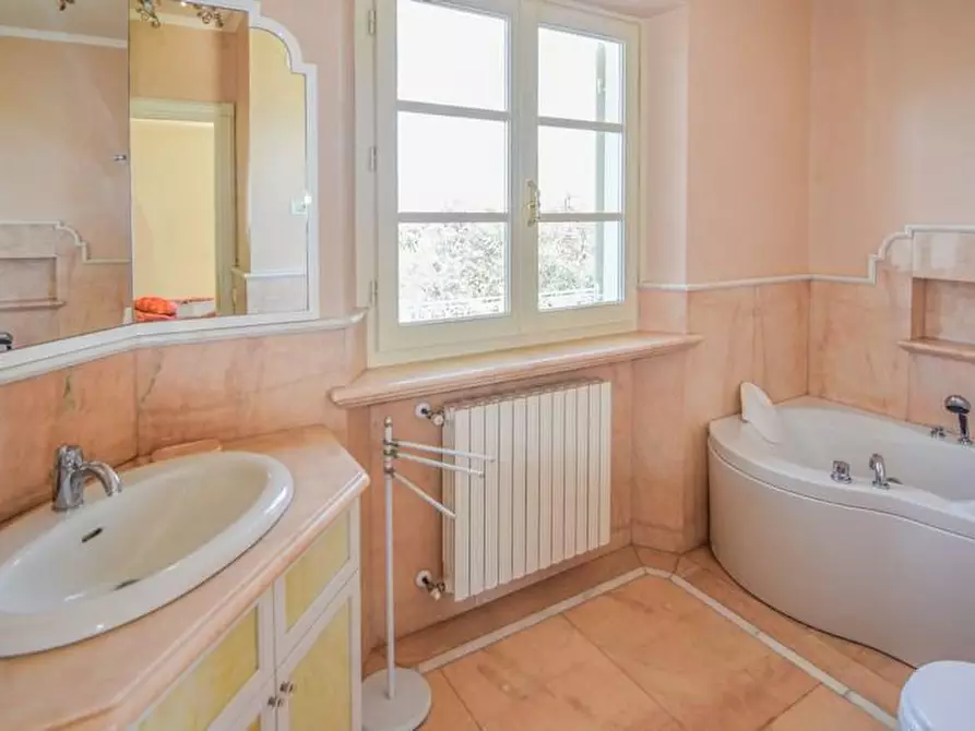 Immagine 41 di Villa in affitto  a Pietrasanta
