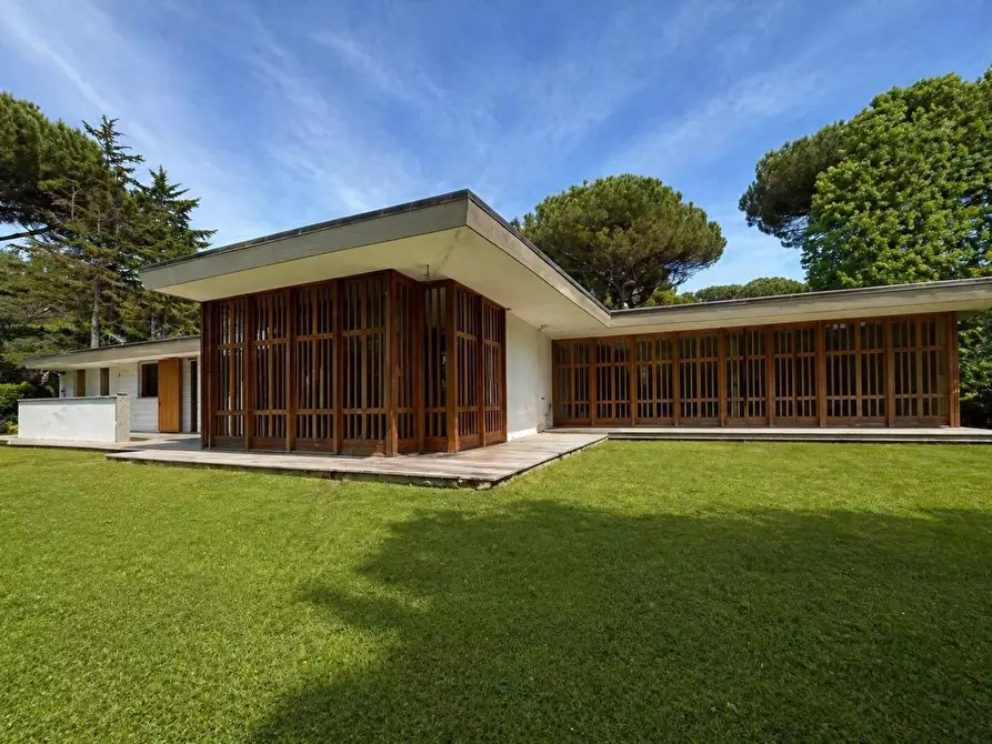 Immagine 1 di Villa in vendita  a Massa