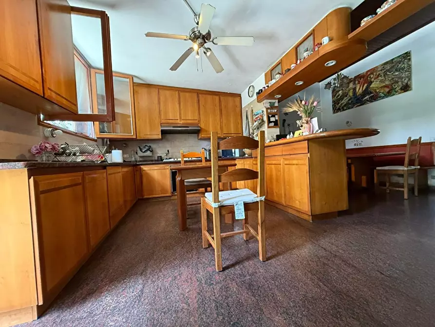 Immagine 4 di Villa in vendita  a Massa